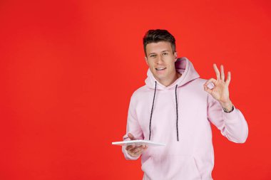 Beyaz adam portresi kırmızı stüdyo arka planında kopyalanmış.