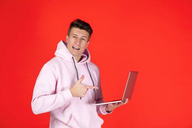 Beyaz adam portresi kırmızı stüdyo arka planında kopyalanmış.