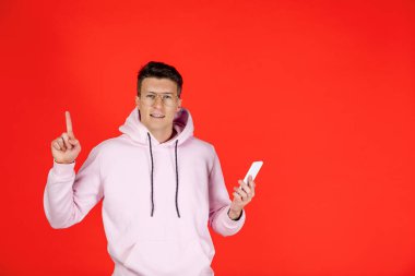 Beyaz adam portresi kırmızı stüdyo arka planında kopyalanmış.