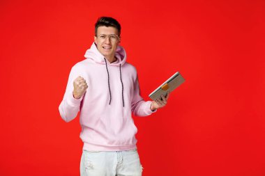 Beyaz adam portresi kırmızı stüdyo arka planında kopyalanmış.