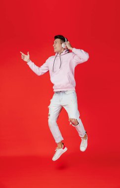 Beyaz adam portresi kırmızı stüdyo arka planında kopyalanmış.