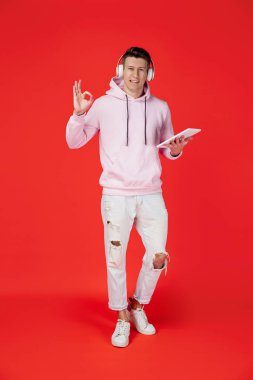 Beyaz adam portresi kırmızı stüdyo arka planında kopyalanmış.