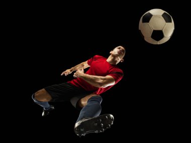 Kafkasyalı genç futbolcu, futbol oyuncusu, siyah arka planda izole hareket, aşağıdan bak. Spor, hareket, enerji ve dinamik kavramı.