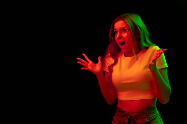 Kafkas kadın portresi, siyah stüdyo arka planında çok renkli neon ışıklarla izole edilmiş.