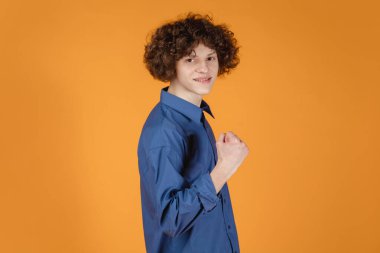 Beyaz tenli genç adam portresi, sarı stüdyo arka planında kopyalanmış.