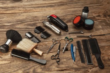 Berber malzemeleri seti ahşap masa arkasında izole..