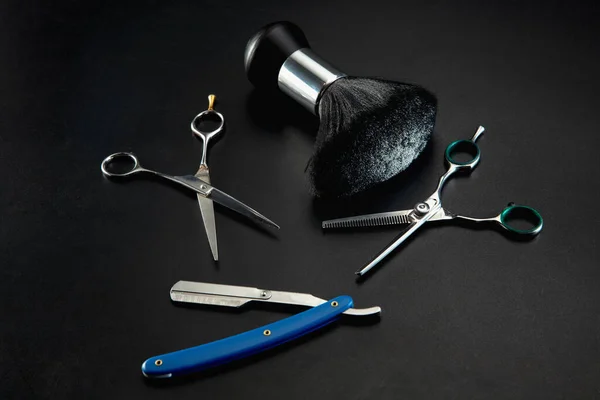 Set di attrezzature per barbiere isolato su sfondo tavolo nero. — Foto Stock