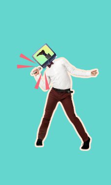 Televizyonun başındaki genç adam elinde mikrofonla şarkı söylüyor..