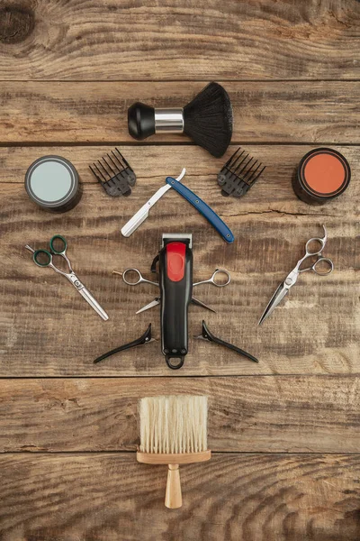 Set di attrezzature per barbiere isolato su sfondo tavolo in legno. — Foto Stock