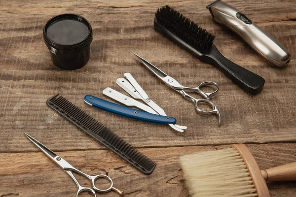 Set di attrezzature per barbiere isolato su sfondo tavolo in legno. — Foto Stock