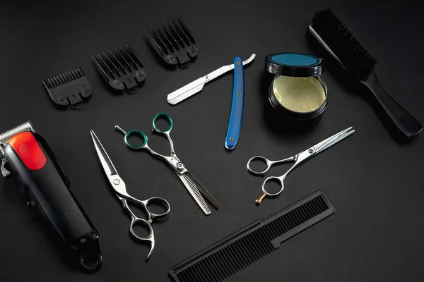 Set di attrezzature per barbiere isolato su sfondo tavolo nero. — Foto Stock