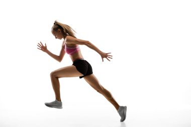 Beyaz stüdyo arka planında izole edilmiş beyaz kadın koşucu, atlet eğitimi. Reklam için kopyalama alanı.