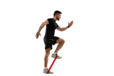 Beyaz stüdyo arka planında izole edilmiş Kafkas profesyonel sporcu eğitimi. Kaslı, sportif bir adam..