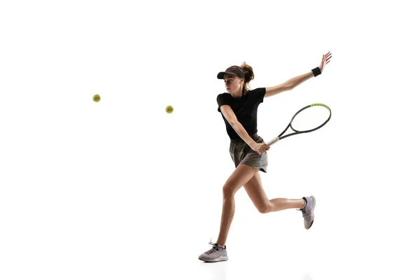 Jovem esportista profissional caucasiano jogando tênis isolado no fundo branco — Fotografia de Stock