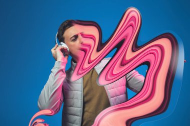 Neon ışıklı stüdyoda şık bir adamın portresi. Yüzü lekelenmiş, ekrana çekilmiş. Sosyal ağ bağımlılığı kavramı