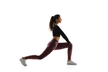 Beyaz arka planda izole hareket eden genç beyaz kadın model. Spor, hareket, enerji ve dinamik, sağlıklı yaşam tarzı kavramı. Çalışıyorum, çalışıyorum..