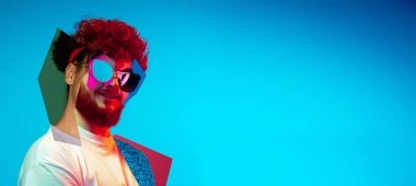 Genç adam portresi farklı yüz parçalarından yapılmış, modern sanat kolajı. Yeni güzellik ve moda anlayışı, makyaj, saç stili..