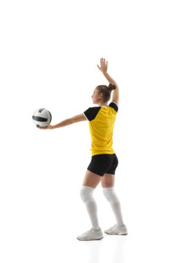 Genç bayan voleybol oyuncusu beyaz stüdyo arka planında izole edildi. Spor aletleri eğitimi alan ve pratik yapan bir kadın..