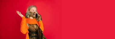 Dergi tarzı kolaj ve farklı dönemlerden modeller. Kopyalama alanı.