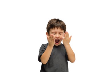 Beyaz stüdyo arka planında izole edilmiş mutlu beyaz çocuk. Mutlu, neşeli ve samimi görünüyor. Kopyalama. Çocukluk, eğitim, duygu kavramı