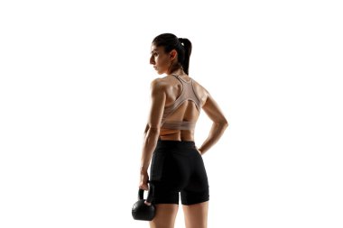 Beyaz stüdyo arka planında izole edilmiş beyaz kadın sporcu eğitimi. Kaslı, sportif bir kadın..