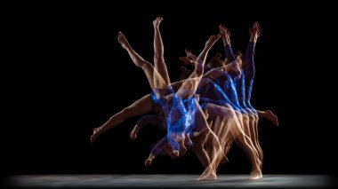 Flaş ve neon ışıklarıyla siyah stüdyo geçmişi olan esnek genç bir kız. Genç bayan model sanatsal jimnastik yapıyor..