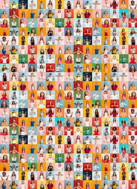 Çok renkli geçmişleri olan şaşırmış insanların yüzlerinin kolajı. Mutlu erkekler ve kadınlar gülümsüyor. İnsani duygular, yüz ifadesi kavramı.