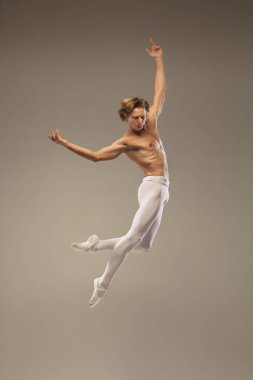 Stüdyonun arka planında izole edilmiş genç ve zarif balerin. Sanat, hareket, eylem, esneklik, ilham kavramı.