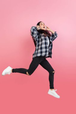 Beyaz kadın portresi mercan pembe stüdyo arka planında kopyalanmış.