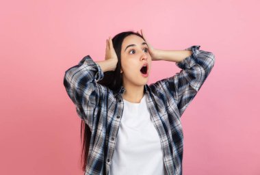 Beyaz kadın portresi mercan pembe stüdyo arka planında kopyalanmış.