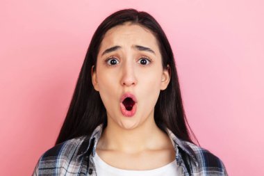 Beyaz kadın portresi mercan pembe stüdyo arka planında kopyalanmış.