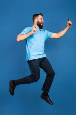 Beyaz adam portresi mavi stüdyo arka planında kopyalanmış.