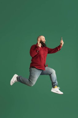 Yeşil stüdyo arka planında kopyalanmış yakışıklı beyaz adam portresi