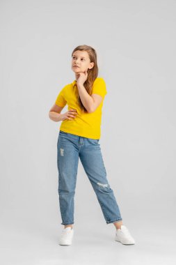 Mutlu çocuk, beyaz stüdyo geçmişinde izole edilmiş bir kız. Mutlu, neşeli ve samimi görünüyor. Kopyalama. Çocukluk, eğitim, duygu kavramı