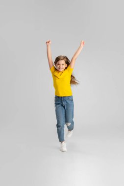 Mutlu çocuk, beyaz stüdyo geçmişinde izole edilmiş bir kız. Mutlu, neşeli ve samimi görünüyor. Kopyalama. Çocukluk, eğitim, duygu kavramı