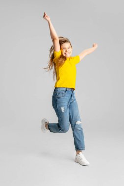 Mutlu çocuk, beyaz stüdyo geçmişinde izole edilmiş bir kız. Mutlu, neşeli ve samimi görünüyor. Kopyalama. Çocukluk, eğitim, duygu kavramı