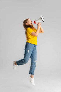 Mutlu çocuk, beyaz stüdyo geçmişinde izole edilmiş bir kız. Mutlu, neşeli ve samimi görünüyor. Kopyalama. Çocukluk, eğitim, duygu kavramı