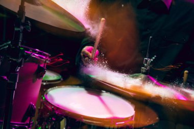 Davulcular rock konserinden önce davulda prova yapıyorlar. Stüdyoda bateri çalan adam.