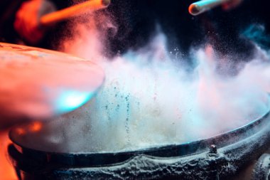 Davulcular rock konserinden önce davulda prova yapıyorlar. Stüdyoda bateri çalan adam.