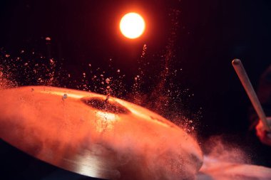 Davulcular rock konserinden önce davulda prova yapıyorlar. Stüdyoda bateri çalan adam.