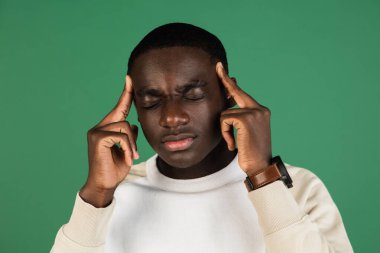 Afrikalıların portresi yeşil stüdyo arka planında kopyalanmış.