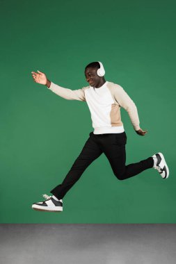 Afrikalıların portresi yeşil stüdyo arka planında kopyalanmış.