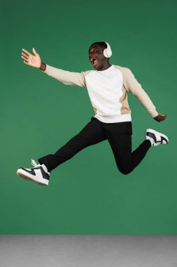 Afrikalıların portresi yeşil stüdyo arka planında kopyalanmış.