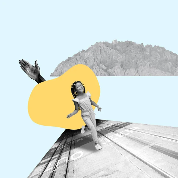 Collage d'art. Jeune fille souriante heureuse marchant isolée sur fond de lumière. — Photo