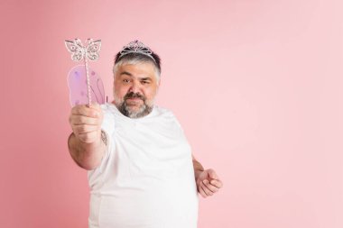Yakışıklı beyaz erkek model mercan pembe stüdyo arka planında izole edilmiş. Kapsama kavramı, insan duyguları, yüz ifadesi
