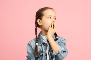 Mutlu çocuk, pembe stüdyo geçmişinde izole edilmiş bir kız. Mutlu, neşeli ve samimi görünüyor. Kopyalama. Çocukluk, eğitim, duygu kavramı