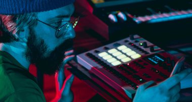 Müzisyenlerin neon ışıkta performans sergilediği yakın çekim. Reklam, hobi, müzik, festival, eğlence kavramı.