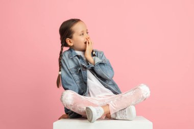 Mutlu çocuk, pembe stüdyo geçmişinde izole edilmiş bir kız. Mutlu, neşeli ve samimi görünüyor. Kopyalama. Çocukluk, eğitim, duygu kavramı