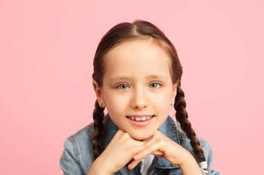 Mutlu çocuk, pembe stüdyo geçmişinde izole edilmiş bir kız. Mutlu, neşeli ve samimi görünüyor. Kopyalama. Çocukluk, eğitim, duygu kavramı