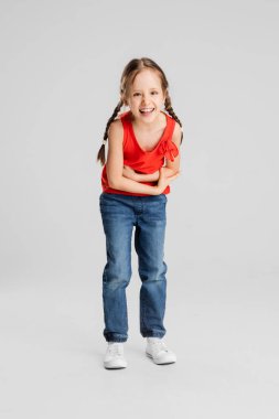 Mutlu çocuk, beyaz stüdyo geçmişinde izole edilmiş bir kız. Mutlu, neşeli ve samimi görünüyor. Kopyalama. Çocukluk, eğitim, duygu kavramı